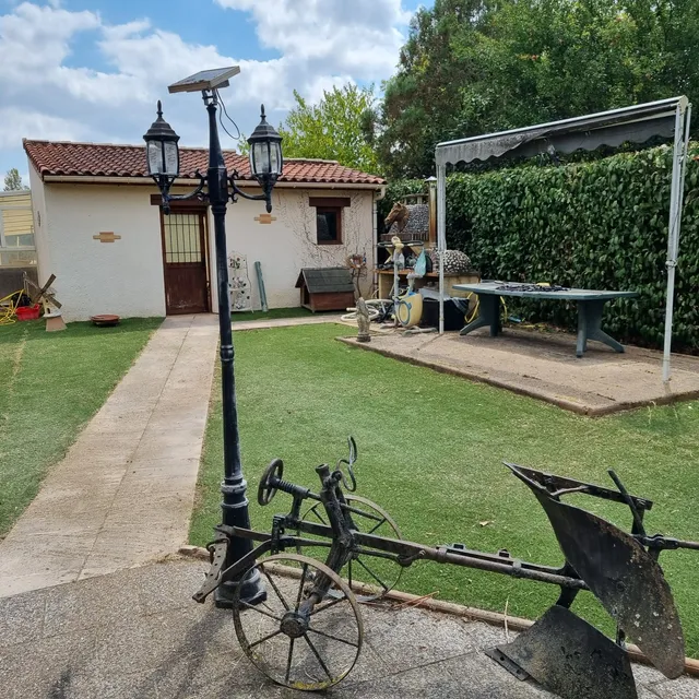 Le même jardin désherbé, allées et terrasse dégagées