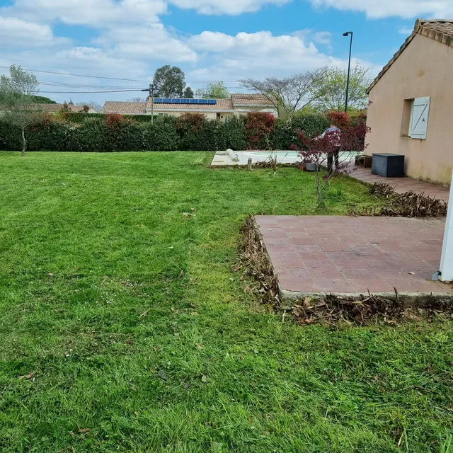 Pelouse tondue et terrasse dégagée