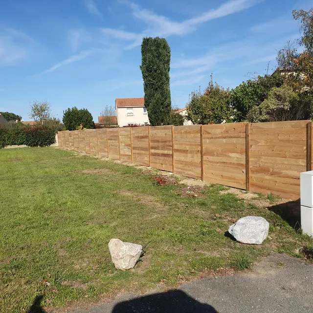 Clôture en bois terminée, à lames horizontales
