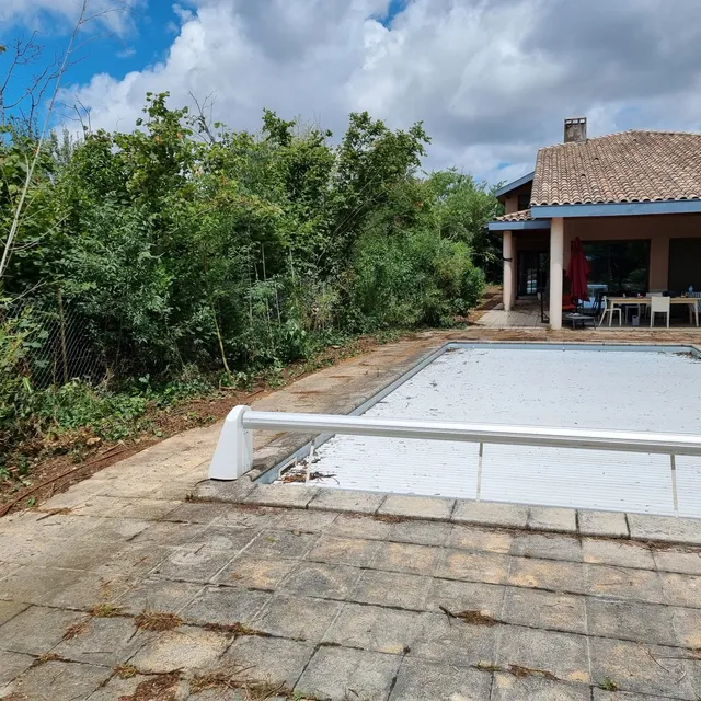 Arrière de la piscine dégagé, haie retirée