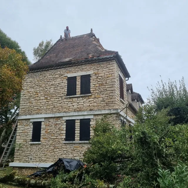 La maison dégagée, l'arbre retiré